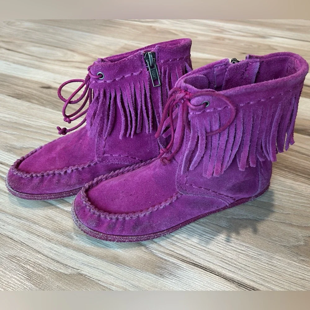 UGG AUSTRALIA Girl’s sz 1 'Kaysa' Purple Fuscia Suede Moccasin Fringe Booties